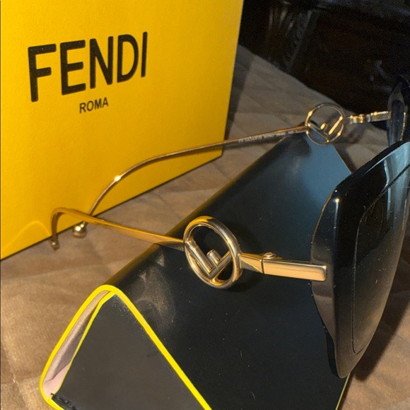 Fendi Elegant Black Sunglasses for Women display picture 2